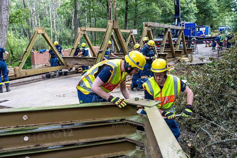 Construction of a temporary bridge over a slipped road crossing a stream, by the bridge construction section of the THW, 18 metre long steel bridge of the Krupp-D type, is assembled in around 8 hours, large-scale exercise FÜLEX25 lasting several days, of the THW North Rhine-Westphalia regional association, over 3500 volunteers from the 127 North Rhine-Westphalia local associations practise on 4 weekends, many different deployment scenarios
