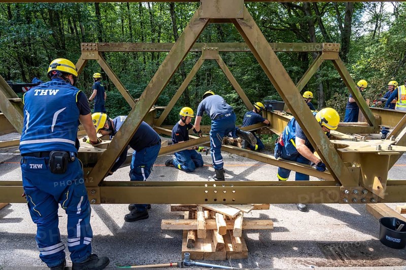 Construction of a temporary bridge over a slipped road crossing a stream, by the bridge construction section of the THW, 18 metre long steel bridge of the Krupp-D type, is assembled in around 8 hours, large-scale exercise FÜLEX25 lasting several days, of the THW North Rhine-Westphalia regional association, over 3500 volunteers from the 127 North Rhine-Westphalia local associations practise on 4 weekends, many different deployment scenarios
