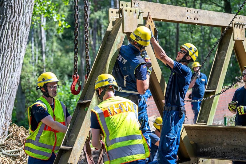 Construction of a temporary bridge over a slipped road crossing a stream, by the bridge construction section of the THW, 18 metre long steel bridge of the Krupp-D type, is assembled in around 8 hours, large-scale exercise FÜLEX25 lasting several days, of the THW North Rhine-Westphalia regional association, over 3500 volunteers from the 127 North Rhine-Westphalia local associations practise on 4 weekends, many different deployment scenarios