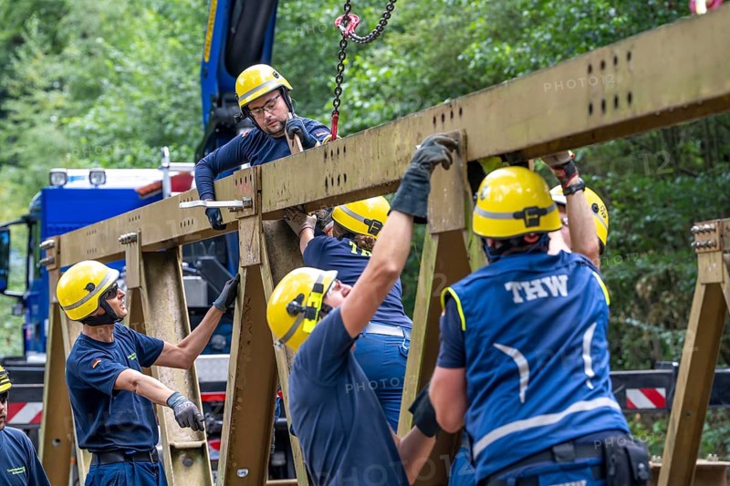 Construction of a temporary bridge over a slipped road crossing a stream, by the bridge construction section of the THW, 18 metre long steel bridge of the Krupp-D type, is assembled in around 8 hours, large-scale exercise FÜLEX25 lasting several days, of the THW North Rhine-Westphalia regional association, over 3500 volunteers from the 127 North Rhine-Westphalia local associations practise on 4 weekends, many different deployment scenarios
