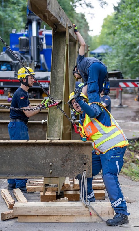 Construction of a temporary bridge over a slipped road crossing a stream, by the bridge construction section of the THW, 18 metre long steel bridge of the Krupp-D type, is assembled in around 8 hours, large-scale exercise FÜLEX25 lasting several days, of the THW North Rhine-Westphalia regional association, over 3500 volunteers from the 127 North Rhine-Westphalia local associations practise on 4 weekends, many different deployment scenarios