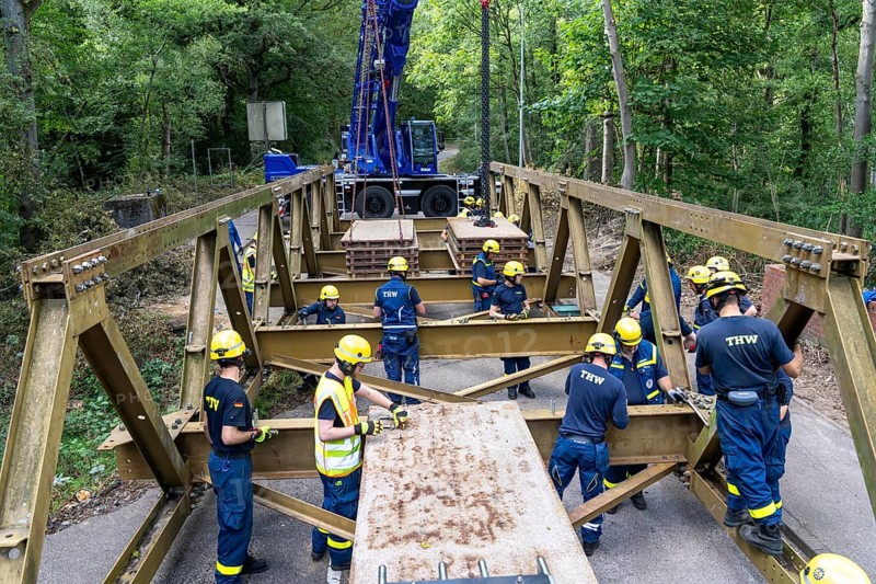 Construction of a temporary bridge over a slipped road crossing a stream, by the bridge construction section of the THW, 18 metre long steel bridge of the Krupp-D type, is assembled in around 8 hours, large-scale exercise FÜLEX25 lasting several days, of the THW North Rhine-Westphalia regional association, over 3500 volunteers from the 127 North Rhine-Westphalia local associations practise on 4 weekends, many different deployment scenarios