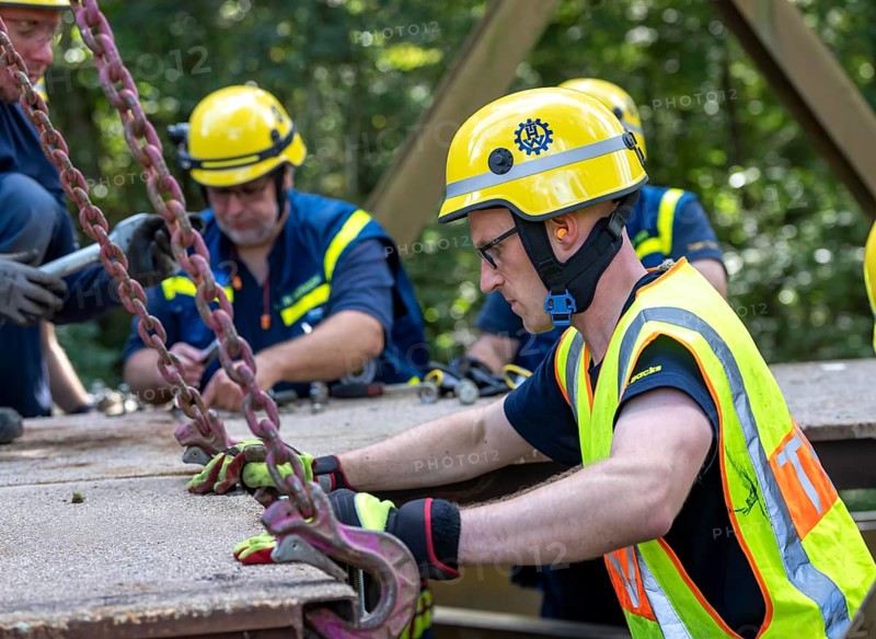 Construction of a temporary bridge over a slipped road crossing a stream, by the bridge construction section of the THW, 18 metre long steel bridge of the Krupp-D type, is assembled in around 8 hours, large-scale exercise FÜLEX25 lasting several days, of the THW North Rhine-Westphalia regional association, over 3500 volunteers from the 127 North Rhine-Westphalia local associations practise on 4 weekends, many different deployment scenarios