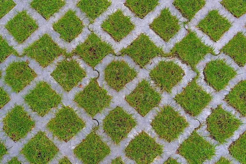 Lawn pavers, made of concrete, instead of completely sealing an area with paving stones, concrete or asphalt, you can choose this method and let grass grow in the spaces between the pavers, unsealing of surfaces, sponge city principle, rainwater can be absorbed so well by the soil