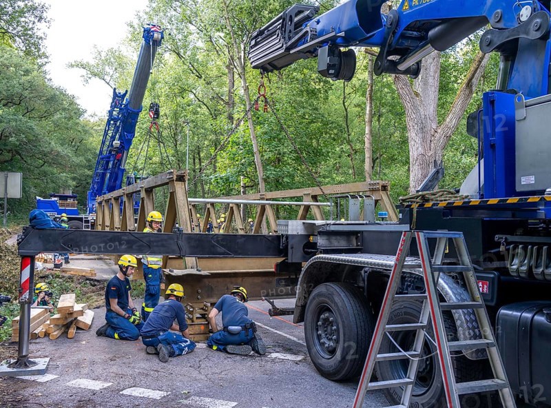 Construction of a temporary bridge over a slipped road crossing a stream, by the bridge construction section of the THW, 18 metre long steel bridge of the Krupp-D type, is assembled in around 8 hours, large-scale exercise FÜLEX25 lasting several days, of the THW North Rhine-Westphalia regional association, over 3500 volunteers from the 127 North Rhine-Westphalia local associations practise on 4 weekends, many different deployment scenarios