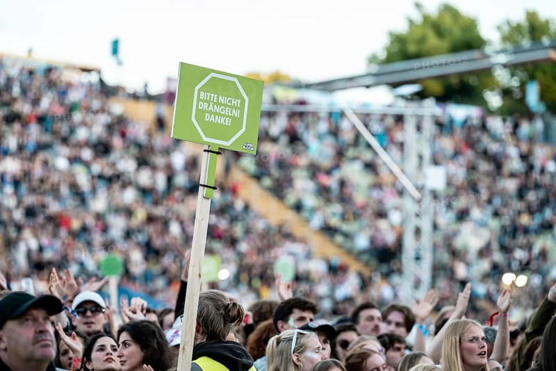 Sign Please do not push! Thank you! in front of visitors at the Superbloom Festival, Day 1 in the Olympic Park, Munich, 30/08/2025