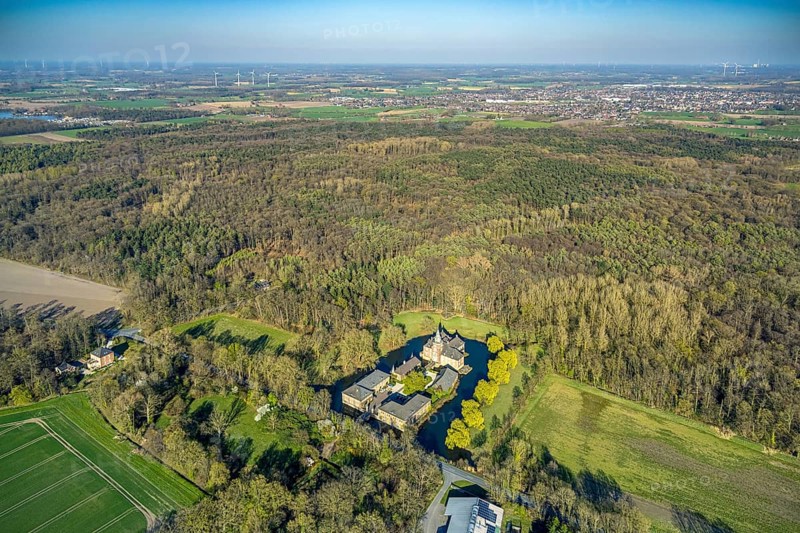 Aerial view, Schloss Sandfort, also Haus Sandfort, moated castle and moat, surrounded by a wooded area, Olfen-Kirchspiel, Olfen, Münsterland, North Rhine-Westphalia, Germany, DE, Europe, Haus Sandfort, aerial photograph, aerial photography, aerial photography, overview, bird's-eye view, moated castle, birds-eyes view, overview