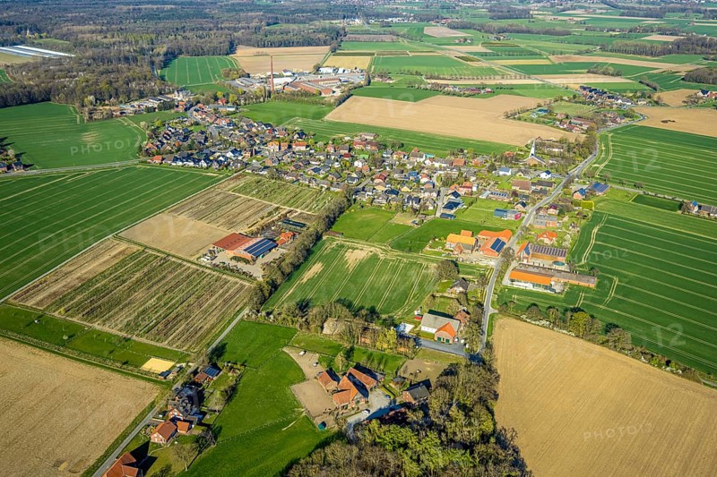 Aerial view, residential area local view Vinnum with catholic church St. Marien, surrounded by meadows and fields, Olfen-Kirchspiel, Olfen, Münsterland, North Rhine-Westphalia, Germany, place of worship, DE, Europe, religious community, place of worship, property tax, holy place, real estate, church, parish, denomination, aerial view, aerial photography, aerial photography, religion, religious site, overview, bird's-eye view, living and life, residential area, residential quality, residential neighbourhood, housing estate, residential area, birds-eyes view, overview