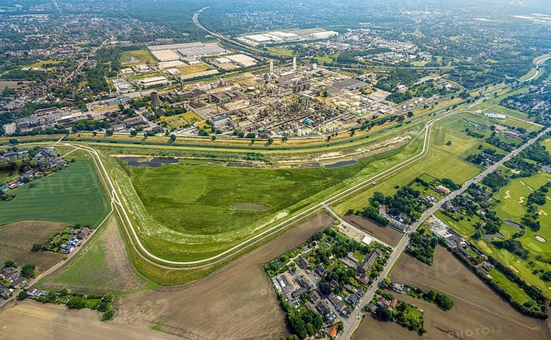 Aerial view, floodplain Holtener Bruch, floodplain at the river Emscher, behind the Oxea plant (Ruhrchemie), Holten, Oberhausen, Ruhr area, North Rhine-Westphalia, Germany, DE, Europe, commercial enterprises, commercial area, commercial area, commercial property, business park, commercial location, commercial use, industrial area, industrial location, aerial view, aerial photography, aerial photography, overview, bird's-eye view, overview, OberhausenNord