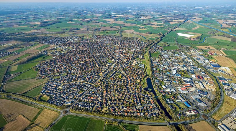 Aerial view, overview residential area Olfen, surrounded by meadows and fields, on the right Alte Fahrt and commercial area, Olfen-Stadt, Olfen, Münsterland, North Rhine-Westphalia, Germany, DE, Europe, commercial enterprises, commercial area, commercial area, commercial property, commercial location, commercial use, property tax, real estate, industrial site, aerial view, aerial photography, aerial photography, overview, bird's-eye view, residential area, housing and living, residential area, residential quality, residential neighbourhood, housing estate, residential district, birds-eyes view, overview