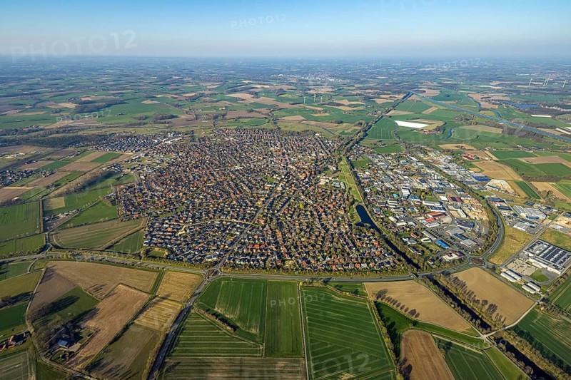 Aerial view, overview residential area Olfen, surrounded by meadows and fields, on the right Alte Fahrt and commercial area, Olfen-Stadt, Olfen, Münsterland, North Rhine-Westphalia, Germany, DE, Europe, commercial enterprises, commercial area, commercial area, commercial property, commercial location, commercial use, property tax, real estate, industrial site, aerial view, aerial photography, aerial photography, overview, bird's-eye view, residential area, housing and living, residential area, residential quality, residential neighbourhood, housing estate, residential district, birds-eyes view, overview