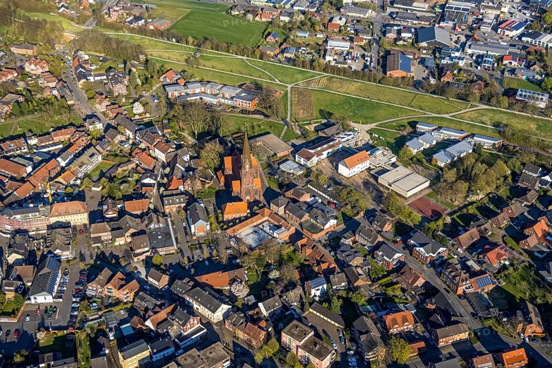 Aerial view, City with St. Vitus Catholic Church and Wieschhof School Primary School, moated castle Retirement Home, St. Vitus Stift GmbH Retirement Home, Olfen City, Olfen, Münsterland, North Rhine-Westphalia, Germany, place of worship, DE, Europe, religious community, place of worship, holy place, church, parish, denomination, aerial view, aerial photography, aerial photography, religion, religious site, overview, bird's eye view, birds-eyes view, overview