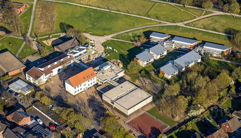 Aerial photo, Wieschhofschule primary school with construction site, moated castle retirement home, Olfen town, Olfen, Münsterland, North Rhine-Westphalia, Germany, retirement home, retirement home, old people's home, construction work, construction area, building site, building plots, construction project, construction site, care and nursing, education, educational institution, DE, Europe, primary school, educational institute, aerial view, aerial photography, aerial photography, care facility, school, retirement home, retirement home, retirement home, retirement centre, overview, bird's-eye view, overview