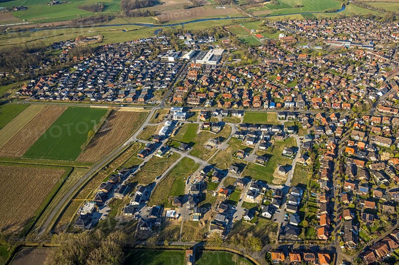 Aerial view, construction area, new development area Olfener Heide, streets with flower names, residential area overview Olfen, Olfen city, Olfen, Münsterland, North Rhine-Westphalia, Germany, construction work, construction area, construction site, building plots, construction project, construction site, DE, Europe, large construction site, property tax, real estate, aerial view, aerial photography, aerial photography, overview, bird's eye view, living and living, residential area, residential quality, residential neighbourhood, housing estate, residential area, birds-eyes view, overview