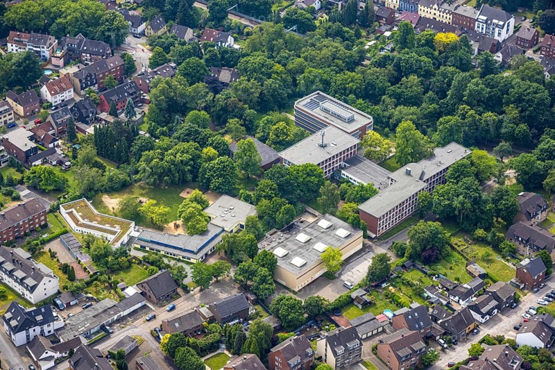 Aerial view, Käthe-Kollwitz-Berufskolleg with sports hall and municipal day-care centre Ackerstraße, Eisenheim, Oberhausen, Ruhr area, North Rhine-Westphalia, Germany, vocational school, education, educational institution, DE, Europe, kindergarten, day-care centre, day-care centre, educational institute, aerial view, aerial photography, aerial photography, school, overview, bird's-eye view, overview, OberhausenNord