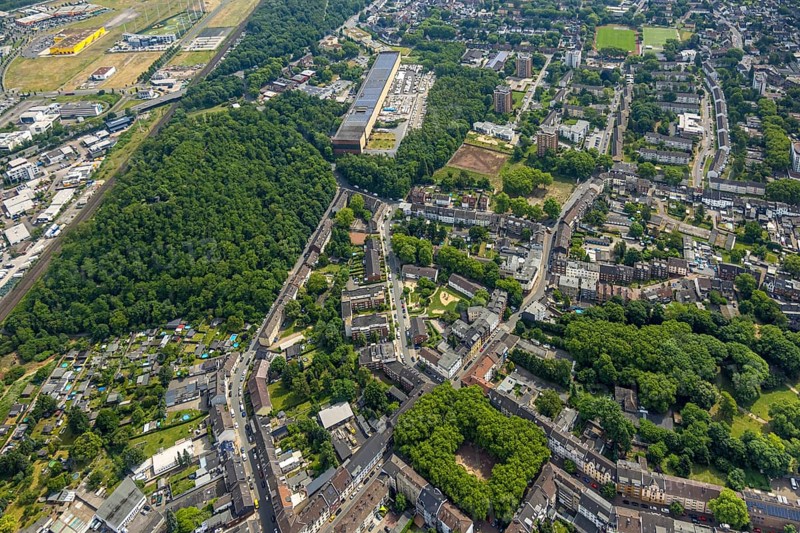 Aerial view, residential area with fallow land for future miners' school, Knappenstraße, high-rise residential area, left Knappenhalde and Walzen-Service-Center GmbH, Oberhausen, Ruhr area, North Rhine-Westphalia, Germany, construction site, DE, Europe, aerial view, aerial photography, aerial photography, school, overview, bird's-eye view, overview, OberhausenSued