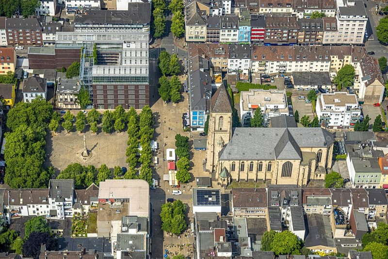 Aerial view, greened Altmarkt and Victory Column with Angel of Peace, catholic parish church Herz Jesu in the residential area Marktstraße, Oberhausen, Ruhr area, North Rhine-Westphalia, Germany, place of worship, DE, Europe, religious community, place of worship, holy place, church, church community, denomination, aerial view, aerial photography, aerial photography, market place, religion, religious site, overview, bird's-eye view, overview, OberhausenSued