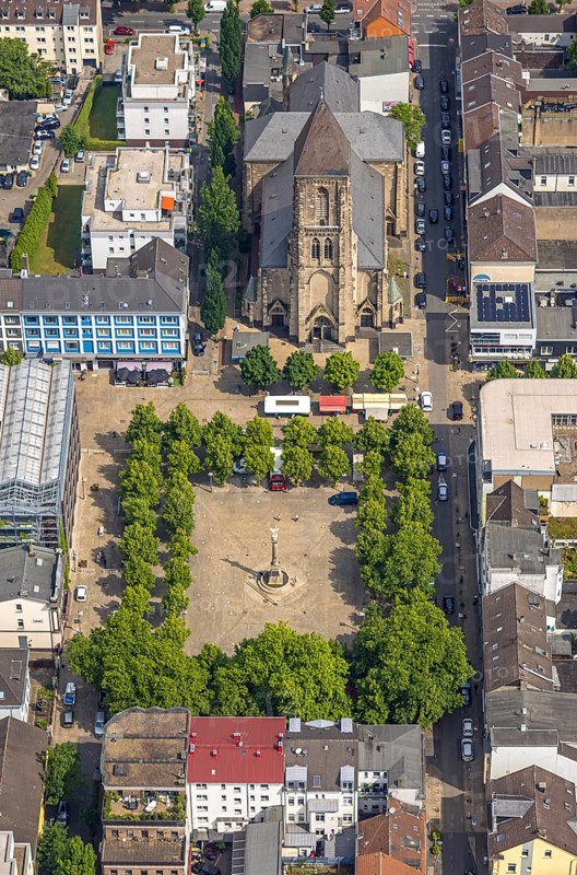 Aerial view, greened Altmarkt and Victory Column with Angel of Peace, catholic parish church Herz Jesu in the residential area Marktstraße, Oberhausen, Ruhr area, North Rhine-Westphalia, Germany, place of worship, DE, Europe, religious community, place of worship, holy place, church, church community, denomination, aerial view, aerial photography, aerial photography, market place, religion, religious site, overview, bird's-eye view, overview, OberhausenSued