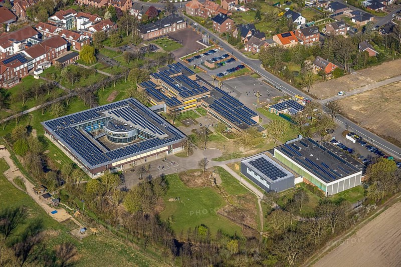 Aerial view, Johann-Conrad-Schlaun-Schule, comprehensive school with solar roof, Nordkirchen, Münsterland, North Rhine-Westphalia, Germany, education, educational institution, DE, Europe, photovoltaic, comprehensive school, educational institute, aerial view, aerial photography, aerial photography, photovoltaic system, school, solar, solar system, solar roof, solar energy, solar panel, solar power system, overview, bird's-eye view, bird's-eye view, overview