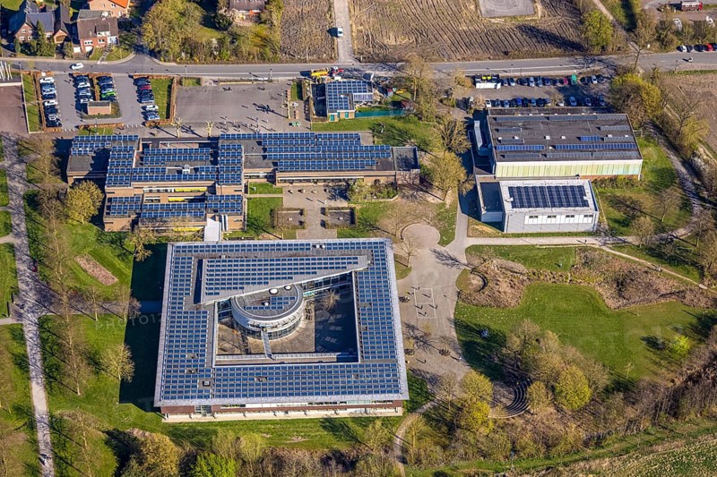 Aerial view, Johann-Conrad-Schlaun-Schule, comprehensive school with solar roof, Nordkirchen, Münsterland, North Rhine-Westphalia, Germany, education, educational institution, DE, Europe, photovoltaic, comprehensive school, educational institute, aerial view, aerial photography, aerial photography, photovoltaic system, school, solar, solar system, solar roof, solar energy, solar panel, solar power system, overview, bird's-eye view, bird's-eye view, overview