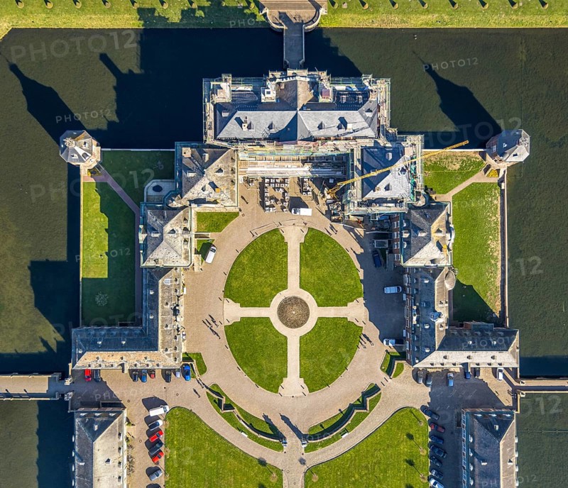 Aerial view, Nordkirchen Castle, baroque castle complex, moated castle, castle garden shapes and colours, construction site with scaffolding on the facade, vertical shot, Nordkirchen, Münsterland, North Rhine-Westphalia, Germany, baroque residence, construction work, construction area, building site, building plots, construction project, construction site, DE, monument protection, Europe, aerial view, aerial photography, aerial photography, castle, overview, Venus Island, Versailles style, bird's eye view, moated castle, birds-eyes view, overview