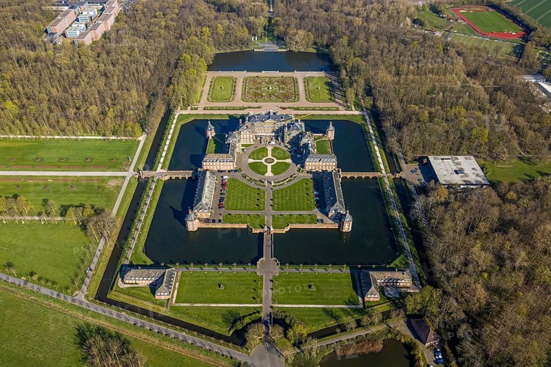 Aerial view, Nordkirchen Castle, baroque castle complex, castle garden, moated castle, construction site with scaffolding on the facade, Nordkirchen, Münsterland, North Rhine-Westphalia, Germany, baroque residence, construction work, construction area, construction site, construction site, DE, monument protection, Europe, aerial view, aerial photography, aerial photography, castle, overview, Venus Island, Versailles style, bird's-eye view, moated castle, birds-eyes view, overview