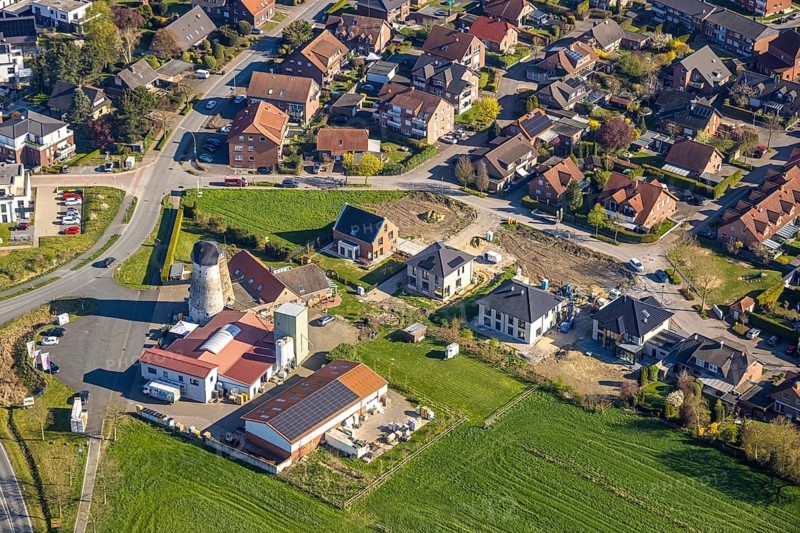 Aerial view, windmill with mill tower Bergstraße, construction site new building residential area, Nordkirchen, Münsterland, North Rhine-Westphalia, Germany, construction work, construction area, building site, building plots, construction project, construction site, DE, Europe, aerial view, aerial photography, aerial photography, overview, bird's-eye view, overview