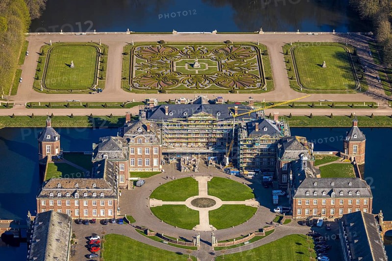 Aerial view, Nordkirchen Castle, baroque castle complex, moated castle, construction site with scaffolding on the facade, Nordkirchen, Münsterland, North Rhine-Westphalia, Germany, baroque residence, construction work, construction area, construction site, construction site, DE, monument protection, Europe, aerial view, aerial photography, aerial photography, castle, overview, Venus Island, Versailles style, bird's eye view, moated castle, birds-eyes view, overview