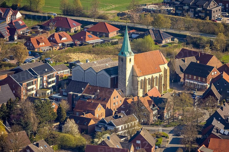 Aerial view, St. Pankratius Catholic Church in the town centre, Südkirchen, Nordkirchen, Münsterland, North Rhine-Westphalia, Germany, place of worship, DE, Europe, religious community, place of worship, holy place, church, parish, denomination, aerial view, aerial photography, aerial photography, religion, religious site, overview, bird's-eye view, overview
