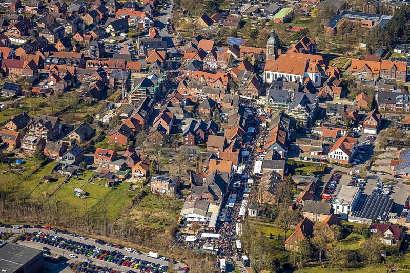 Aerial view, Holland market on the Schlossstraße in Nordkirchen, stalls and 10000 visitors, Nordkirchen, Münsterland, North Rhine-Westphalia, Germany, aerial view, Holland market on the Schlossstraße in Nordkirchen, stalls and 10000 visitors, Münsterland, stalls and 10000 visitors, stalls and 10000 visitors, birds-eyes view, aerial view, aerial photography, aerial photography, overview, bird's eye view, infrastructure, local view, St. Mauritius churches