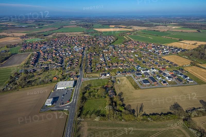Aerial view, residential area local view Capelle, Bahnhofstraße with new building Netto supermarket, on the right residential buildings new building area Zur Brede, Capelle, Nordkirchen, Münsterland, North Rhine-Westphalia, Germany, DE, Europe, aerial view, aerial photography, aerial photography, overview, bird's-eye view, overview