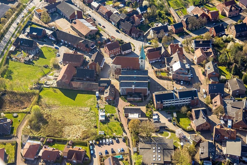 Aerial view, St. Pankratius Catholic Church in the town centre, Südkirchen, Nordkirchen, Münsterland, North Rhine-Westphalia, Germany, place of worship, DE, Europe, religious community, place of worship, holy place, church, parish, denomination, aerial view, aerial photography, aerial photography, religion, religious site, overview, bird's-eye view, overview