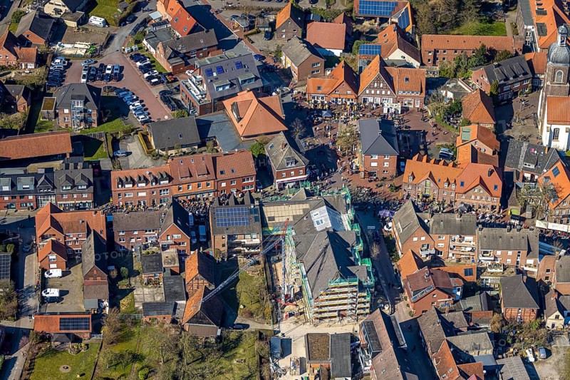 Aerial view, Holland market on the Schlossstraße in Nordkirchen, stalls and 10000 visitors, Nordkirchen, Münsterland, North Rhine-Westphalia, Germany, aerial view, Holland market on the Schlossstraße in Nordkirchen, stalls and 10000 visitors, Münsterland, stalls and 10000 visitors, stalls and 10000 visitors, birds-eyes view, aerial view, aerial photography, aerial photography, overview, bird's eye view, infrastructure, local view, St. Mauritius churches