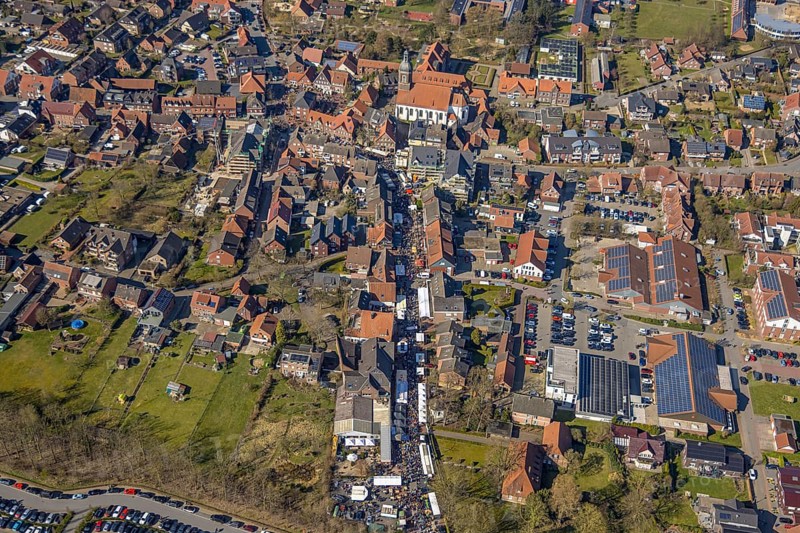 Aerial view, Holland market on the Schlossstraße in Nordkirchen, stalls and 10000 visitors, Nordkirchen, Münsterland, North Rhine-Westphalia, Germany, aerial view, Holland market on the Schlossstraße in Nordkirchen, stalls and 10000 visitors, Münsterland, stalls and 10000 visitors, stalls and 10000 visitors, birds-eyes view, aerial view, aerial photography, aerial photography, overview, bird's eye view, infrastructure, local view, St. Mauritius churches