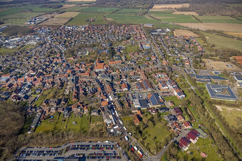 Aerial view, Holland market on the Schlossstraße in Nordkirchen, stalls and 10000 visitors, Nordkirchen, Münsterland, North Rhine-Westphalia, Germany, aerial view, Holland market on the Schlossstraße in Nordkirchen, stalls and 10000 visitors, Münsterland, stalls and 10000 visitors, stalls and 10000 visitors, birds-eyes view, aerial view, aerial photography, aerial photography, overview, bird's eye view, infrastructure, local view, St. Mauritius churches