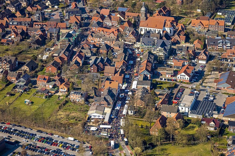 Aerial view, Holland market on the Schlossstraße in Nordkirchen, stalls and 10000 visitors, Nordkirchen, Münsterland, North Rhine-Westphalia, Germany, aerial view, Holland market on the Schlossstraße in Nordkirchen, stalls and 10000 visitors, Münsterland, stalls and 10000 visitors, stalls and 10000 visitors, birds-eyes view, aerial view, aerial photography, aerial photography, overview, bird's eye view, infrastructure, local view, St. Mauritius churches