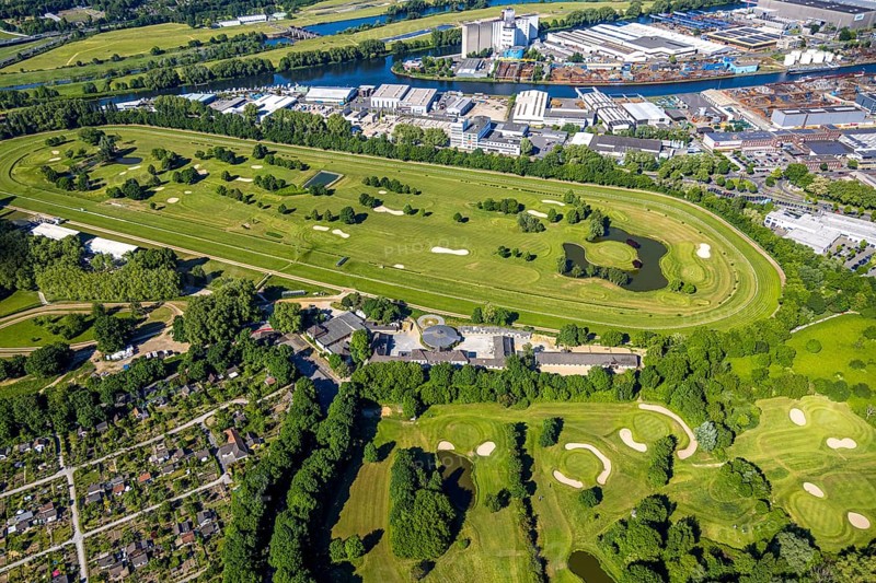 Aerial view, racecourse with golf course Golfclub Mülheim an der Ruhr Raffelberg, Südhafen, Speldorf - Nordwest, Mülheim an der Ruhr, Ruhr Area, North Rhine-Westphalia, Germany, DE, Europe, Golf, Golfanlage, Golfplatz, Golfwiese, Luftaufnahme, Luftbildfotografie, Luftfotografie, Pferderennbahn, Pferdesport, Sport, Übersicht, Vogelperspektive, birds-eyes view, overview