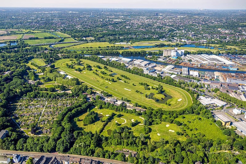 Aerial view, racecourse with golf course Golfclub Mülheim an der Ruhr Raffelberg, Südhafen, Speldorf - Nordwest, Mülheim an der Ruhr, Ruhr Area, North Rhine-Westphalia, Germany, DE, Europe, Golf, Golfanlage, Golfplatz, Golfwiese, Luftaufnahme, Luftbildfotografie, Luftfotografie, Pferderennbahn, Pferdesport, Sport, Übersicht, Vogelperspektive, birds-eyes view, overview