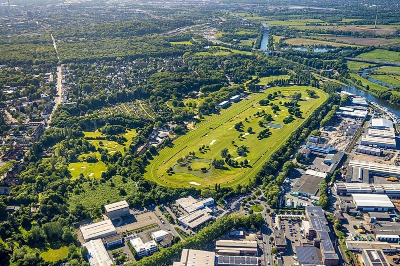 Aerial view, racecourse with golf course Golfclub Mülheim an der Ruhr Raffelberg, Südhafen, Speldorf - Nordwest, Mülheim an der Ruhr, Ruhr Area, North Rhine-Westphalia, Germany, DE, Europe, Golf, Golfanlage, Golfplatz, Golfwiese, Luftaufnahme, Luftbildfotografie, Luftfotografie, Pferderennbahn, Pferdesport, Sport, Übersicht, Vogelperspektive, birds-eyes view, overview