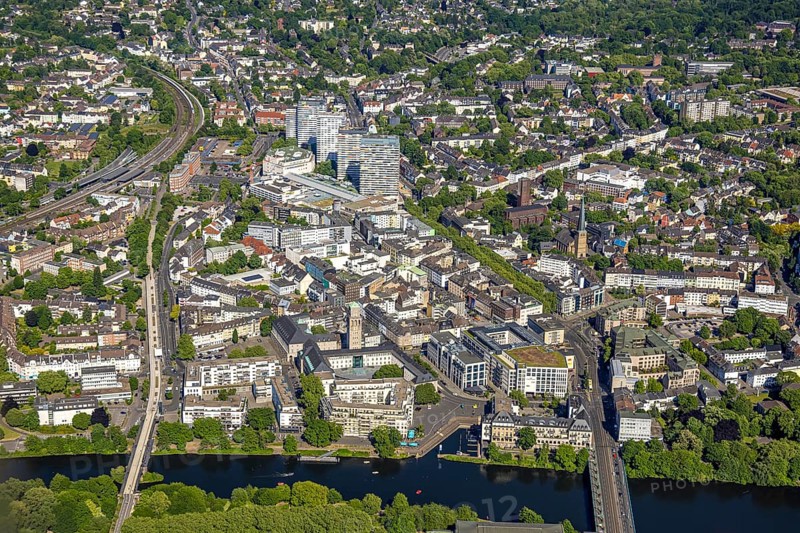 Aerial view, river Ruhr and castle bridge, city centre with Dickswall skyscrapers, Forum City, Hans-Böckler-Platz, area around the main post office, historic town hall with town hall tower, Ruhrradschnellweg RS1, distant view, Altstadt I, Mülheim an der Ruhr, Ruhr area, North Rhine-Westphalia, Germany, old town, old town view, old town area, city, DE, Europe, city centre view, aerial view, aerial photography, aerial photography, townscape, city centre, city centre, overview, bird's-eye view, birds-eyes view, historic city centre, overview