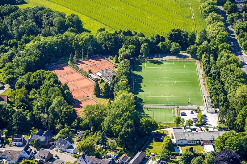 Aerial view, football stadium sports field Zeppelinstraße SV Raadt 1967 e.V., tennis courts of Tennisclub Raadt e.V. Holthausen - Südost, Mülheim an der Ruhr, Ruhr area, North Rhine-Westphalia, Germany, DE, Europe, football field, football stadium, football club, aerial view, aerial photography, aerial photography, sports, sports facilities, sports field, sports venue, stadium, tennis, tennis facility, tennis courts, tennis club, overview, bird's eye view, birds-eyes view, overview
