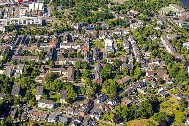 Aerial view, residential area with Pestalozzi School - Städt. Bülowstraße primary school and Bärenhöhle municipal day care centre. Day care centre for children Bärenhöhle, evang. Church Wilhelminenstraße, Broich - Ost, Mülheim an der Ruhr, Ruhr area, North Rhine-Westphalia, Germany, place of worship, education, educational institution, DE, Europe, religious community, place of worship, primary school, holy place, kindergarten, day care centre, day care centre for children, church, church community, day care centre, denomination, educational institute, aerial view, aerial photography, aerial photography, religion, religious site, school, overview, bird's-eye view, overview