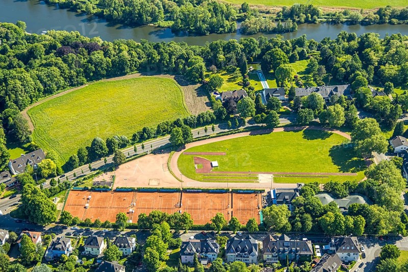 Aerial view, sports facility Kahlenberg with tennis courts Mülheimer Tennisverein am Kahlenberg e.V. at the river Ruhr, Holthausen - West, Mülheim an der Ruhr, Ruhr area, North Rhine-Westphalia, Germany, DE, Europe, aerial view, aerial photography, aerial photography, sports, sports facilities, sports field, sports facility, overview, bird's-eye view, overview