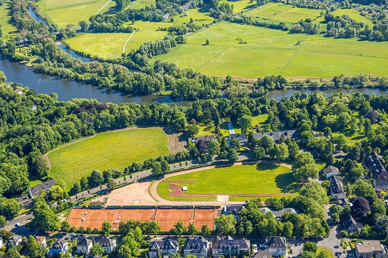 Aerial view, sports facility Kahlenberg with tennis courts Mülheimer Tennisverein am Kahlenberg e.V. at the river Ruhr, Holthausen - West, Mülheim an der Ruhr, Ruhr area, North Rhine-Westphalia, Germany, DE, Europe, aerial view, aerial photography, aerial photography, sports, sports facilities, sports field, sports facility, overview, bird's-eye view, overview