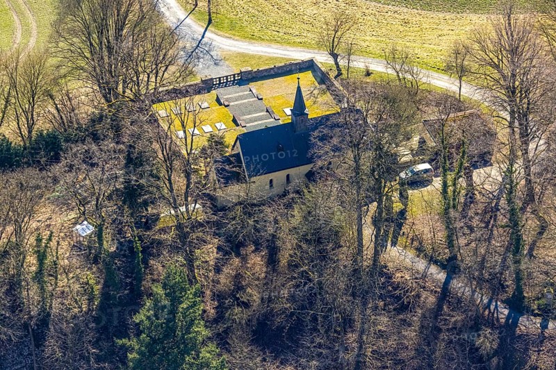 Aerial view, Klausenkapelle, also Michaelskapelle, and cemetery, on the Klausenberg, Meschede-Stadt, Meschede, Sauerland, North Rhine-Westphalia, Germany, burial site, DE, Europe, cemetery, memorial, Gottesacker, graves, burial ground, aerial photograph, aerial photography, aerial photography, resting place, place of interest, overview, bird's-eye view, overview