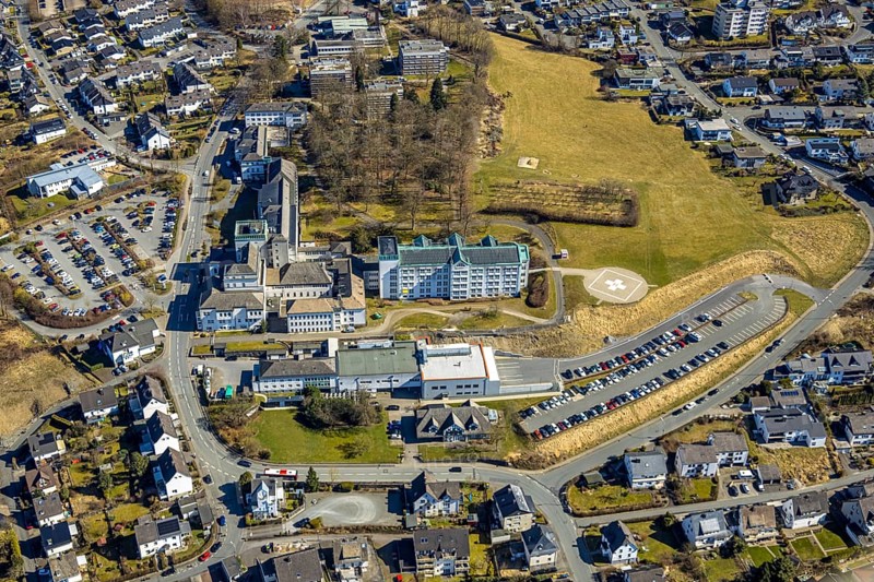 Aerial view, St. Walburga Hospital with helipad, Meschede town, Meschede, Sauerland, North Rhine-Westphalia, Germany, DE, Europe, healthcare, hospital, helipad, clinic, clinic centre, hospital, aerial photograph, aerial photography, aerial photography, medical facility, medical aid, overview, bird's-eye view, overview, medical care