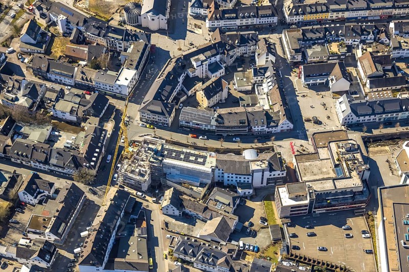 Aerial view, construction site with construction crane at Winziger Platz corner Zeughausstraße and river Henne Promenade, Meschede-Stadt, Meschede, Sauerland, North Rhine-Westphalia, Germany, construction work, construction area, building site, building plots, construction project, construction site, DE, Europe, aerial view, aerial photography, aerial photography, new building, overview, bird's-eye view, bird's-eye view, overview