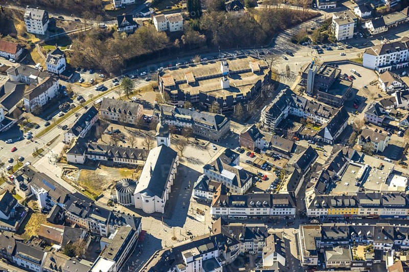 Aerial view, Stiftsplatz and St. Walburga Catholic Church, Stiftscenter car park, Meschede town, Meschede, Sauerland, North Rhine-Westphalia, Germany, place of worship, DE, Europe, religious community, place of worship, holy place, church, parish, denomination, aerial view, aerial photography, aerial photography, religion, religious site, overview, bird's-eye view, overview