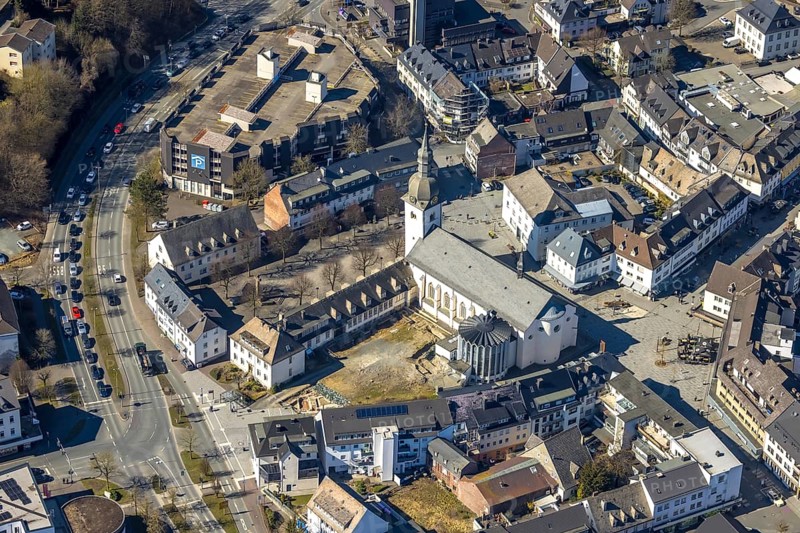 Aerial view, Stiftsplatz and St. Walburga Catholic Church, Stiftscenter car park, Meschede town, Meschede, Sauerland, North Rhine-Westphalia, Germany, place of worship, DE, Europe, religious community, place of worship, holy place, church, parish, denomination, aerial view, aerial photography, aerial photography, religion, religious site, overview, bird's-eye view, overview
