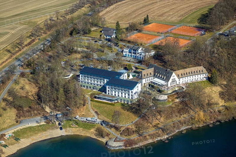 Aerial view, Welcome Hotel Meschede/Hennesee, tennis courts of the Tennisclub Meschede 1909 e.V., Berghausen, Meschede, Sauerland, North Rhine-Westphalia, Germany, DE, Europe, gastronomy, commercial enterprises, commercial area, commercial area, commercial property, commercial location, commercial use, hotel, hotel facilities, hotel business, industrial area, industrial location, aerial view, aerial photography, aerial photography, overview, bird's-eye view, birds-eyes view, overview